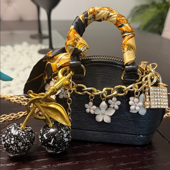 Fashion handbags with strap/bag charms - Picture 6 of 9